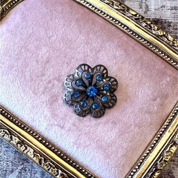 Vintage Silver-Toned Brooch With Blue Rhinestones Floral Design Mid-Century - Picture 9 of 9